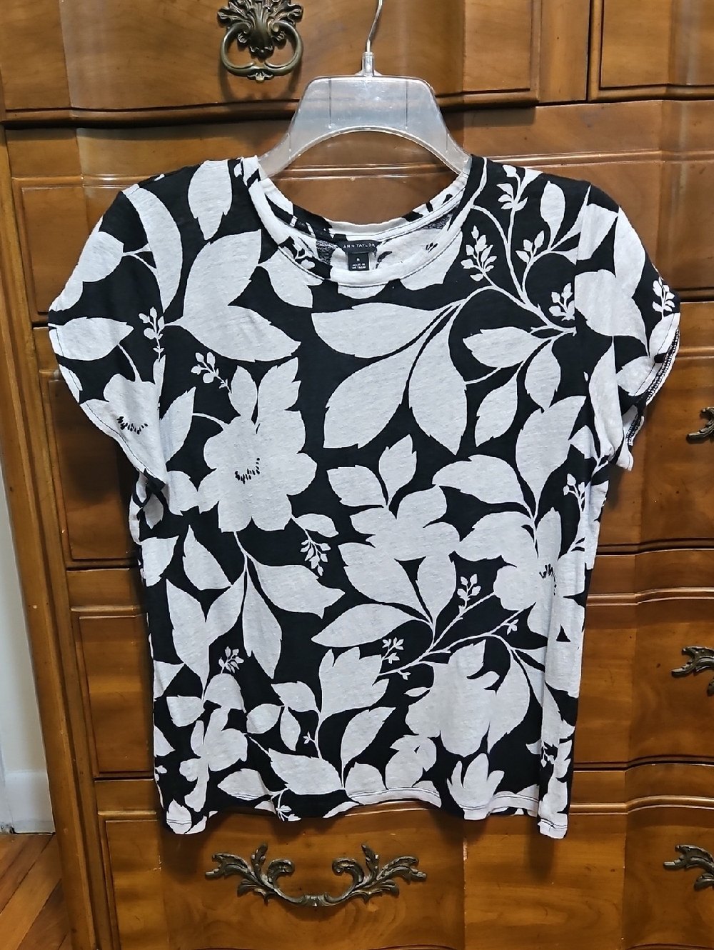 Ann Taylor Black & White Floral Short-Sleeve Tee Womens Size M EUC